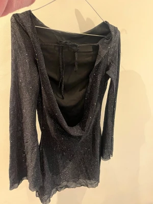 Party klänning  - Party klänning med öppen rygg, använts en kväll bara.