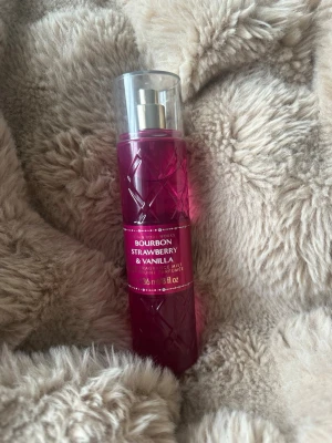 Bourbon Strawberry & Vanilla mist - Fräsch body mist från Bath & Body Works i doften Bourbon Strawberry & Vanilla. Innehåller 236 ml och har en praktisk sprayfunktion. Skick: Nästan helt full! Endast testsprayad ca 5 gånger, så flaskan är i princip som ny (se bild för vätskenivå).  Kolla gärna på andra liknande plagg (sortiment) på min sida!
