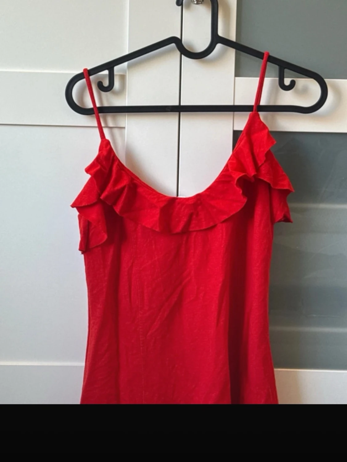 Röd volangklänning med smala axelband från Zara! Slutsåld överallt! Så himla fin!  - 1