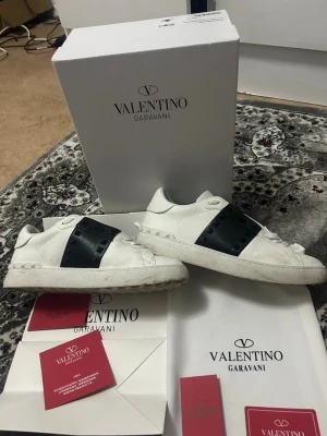 Valentino Garavani vita sneakers - Säljer mina valentinos då jag inte använder de längre, vill bli av med dem så fort som möjligt. De är heller inte rengjorda på bilden