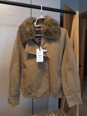 Zara bomberjacka med päls  - Jättesnygg bomber jacka med päls, som också går att ta av. Helt ny! Prislapp kvar.   Nypris : 1200 kr.