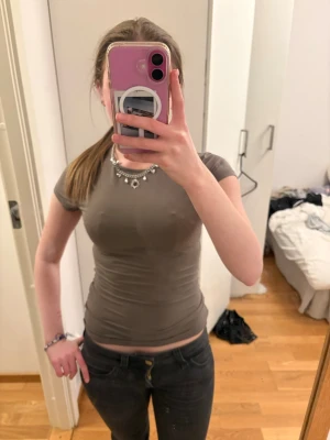 Tight brun t-shirt i bomull - Snygg brun t-shirt med tight passform och korta ärmar. 