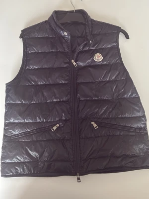 Moncler gui väst navy blu  - Snygg moncler gui väst i storlek 2 S/M mycket bra skick dragkedja kan vara lite krånglig ibland annars perfekt. Hör av er om ni har några frågor!! 