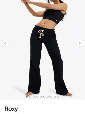 Svarta linne byxor från Roxy - Svarta linne byxor från Roxy med raka ben och vit snörning i midjan. Storlek S färg:svart💕