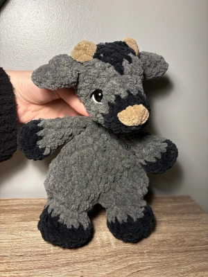 Virkad get - Supergulligt mjukisdjur som föreställer en baby goat i grått, svart och beige plyschmaterial. Den är handgjord i ett mjukt material. Perfekt som gosedjur eller dekoration i rummet.💞💞