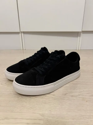 Svarta sneakers från Vagabond - Stilrena svarta sneakers från Vagabond med ovandel i mocka och klassisk vit sula💫. Perfekta för dig som gillar minimalistisk och modern stil. Passar till dig har storlek 42 med!