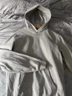 Grå hoodie från Weekday - En grå hoodie från weekday classic fit, storlek s passar bäst folk i längden 170-175 hoodien har inga defekter, hör av er vid minsta fundering!