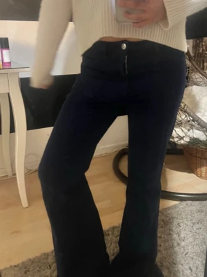 Mango jeans  - Säljer dessa jeansen från mango🫰🫰i storlek 38 men passar 36