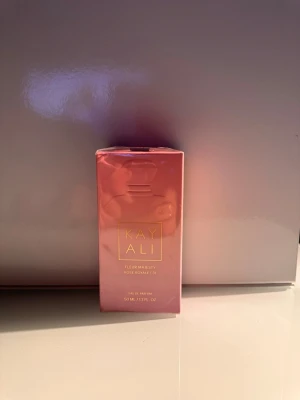 Kayali Fleur Majesty Rose Royale parfym - Kayali Fleur Majesty Rose Royale flaskan rymmer 50 ml och har en feminin, modern design som känns exklusiv och trendig. Perfekt för dig som älskar blommiga och sofistikerade dofter. Helt oanvänd. 