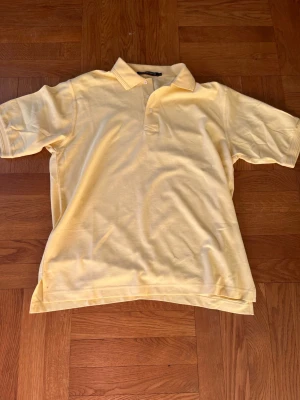 Gul sällsynt piké från Oscar Jacobson - Fräsch vintage pikétröja från Oscar Jacobson i storlek L. Tröjan är mycket sällsynt då den har loggan från finansbolaget candeo på ena ärmen. Tröjan har en väldigt skön och bra passform och är i mycket bra skick. Skriv vid eventuella frågor eller funderingar😁