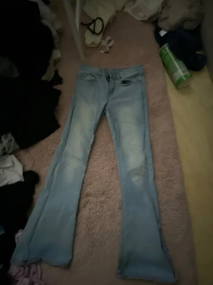Ljusblåa low flare jeans - ljusblåa lågmidjade jeans andvönda ett få tal gånger bra skick   dm mig om du vill se hur den sitter på