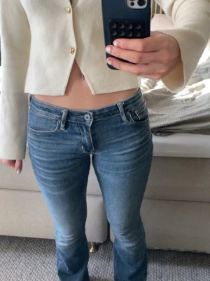 Low waist bootcut jeans - Säljer ett par blå low waist jeans med bootcut-modell. Köpte dem på en loppis för 300kr. Jättebra skick men säljer dem eftersom jag inte använder de. Jag är 170 och de är bra i längden❣️