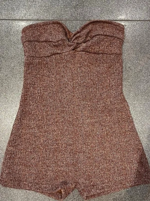 Brun shorts jumpsuit  - Säljer denna bruna short jumpsuiten som jag aldrig använt. 