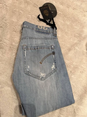 Dondup George  - Ett par lite schysstare jeans från Dondup | Skick: 10/10 aldrig använda kommer med tags! | Nypris: ~ 3000 kr | Storlek: W29 | Modell: George, trendigaste modellen på marknaden just nu! | Kontakta mig vid minsta fundering🤩