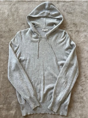 Soft goat Kashmir hoddie - Supermjuk och lyxig grå hoodie från Soft Goat i 100% kashmir. Skicket är bra förutom att den har ett lagat hål i ena armen se bild 5. Nypris ligger på 3600kr mittpris 1100 pga av de lagde hålet. Bara att skriva vid funderingar mvh Liam!
