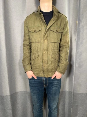 Zara fieldjacket  - Tja!| Säljer denna snygga fieldjacket från Zara!| Mycket gott skick och inga defekter!| Kontakta mig vid minsta fråga!| Pris kan alltid diskuteras! //Nils-L fits S