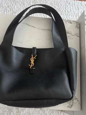 Saint Laurent bea - Ysl (saint laurent) tote i svart med guld. Väldigt bra skick, ser precis ut som äkta.
