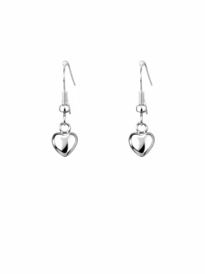 Silverfärgade hjärtörhängen i stål - Snygga örhängen i rostfritt stål med små blanka hjärtan som hänger på krok. Perfekta för dig som gillar stilrena och söta accessoarer. Hjärtana har en polerad finish som ger ett modernt intryck.