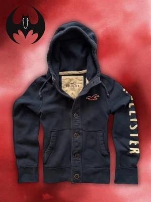 Vintage Hollister kofta  - Säljer denna sällsynta och eftertraktade Hollister kofta | Mycket Bra skick | Size S | Längd: 65cm Bröstvidd: 54cm Armlängd: 66cm | Skyltdocka: M — 48 cm axlar, 75 cm midja | Lägg endast bud med avsikt att köpa nu, inga fördröjning! 