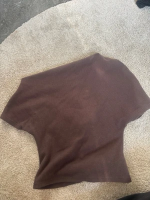 Brun halv-offshoulder topp - Säljer en brun ribbad off shoulder topp med tajt midja. ny skick men används tyvär inte❤️