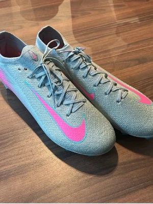 Nike Mercurial grå/rosa fotbollsskor - Säljer mina Nike mercurials, storlek 43 aldrig använda, det är Elite moddelen 
