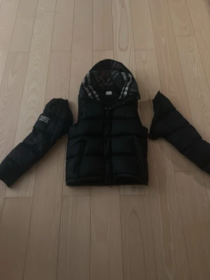 Burberry london Jacka/väst  - Säljer min Burberry jacka/väst i storlek S . Inga tecken på skador . Använd få antal gånger. Ärmar som man kan sätta på och ta av så det blir en väst eller jacka. 