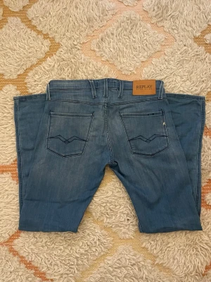 Ljusblå replay jeans - Snygga replay jeans i modell RIK. Tror att dem är hyperflex men är inte helt hundra. Modellen är 187 cm lång. Hör av dig vid minsta fundering🤗