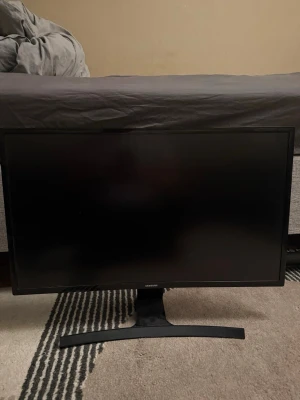 Svart Samsung datorskärm 27 tum - Säljer en stilren svart Samsung datorskärm med böjd form (curved). Skärmen har en stabil fot och anslutningar för HDMI på baksidan. Perfekt för gaming eller studier, modern design som passar de flesta skrivbord. Säljs pga nyköp, har använt skärmen i ett år utan några alls problem med en dator på 4060 grafikkort.