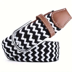 Svartvitt flätat bälte med läderdetalj - Snyggt svartvitt flätat bälte med silverfärgat spänne och bruna läderdetaljer vid ändarna. Perfekt accessoar för att lyfta din outfit med en cool kontrast och modern känsla.