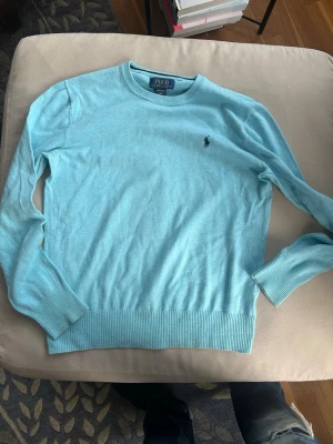 Ljusblå stickad tröja Polo Ralph Lauren - Snygg ljusblå stickad tröja från Polo Ralph Lauren. Det är barnstorlek så skriv gärna om ni har några frågor. Priset är ej hugget i sten