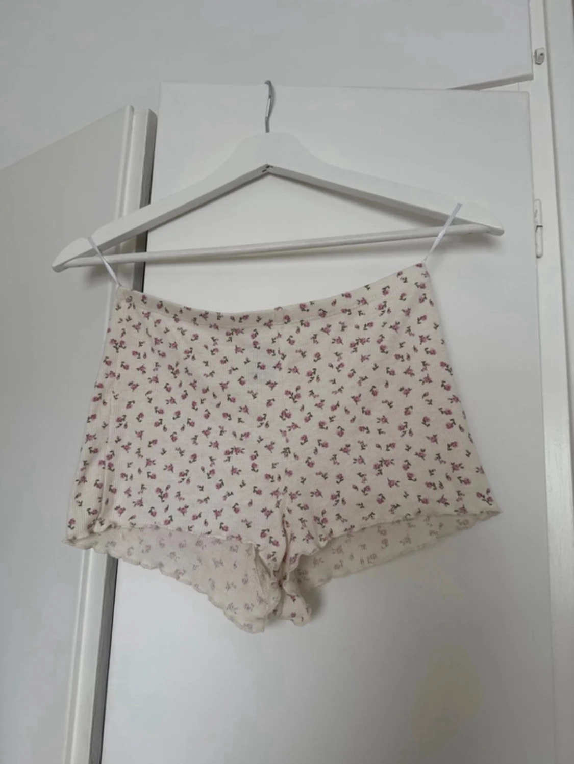 Blommig spetsdetaljerad pyjamas  - 2