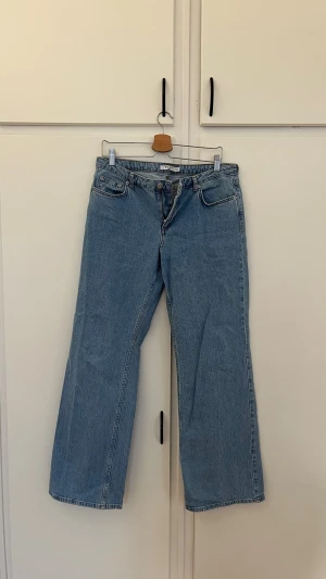 Jeans - Säljer dessa super snygga jeans ifrån najs i storlek 40. Använda ett fåtal gånger därav bra skick🩷