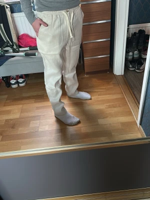 Beiga linnebyxor  - ALDRIG använda och är 100% linne och är bra kvalitet 