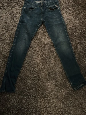 Replay anbass jeans - Snygga mörkblå skinny jeans med dragkedjedetalj vid fickan och klassisk femficksmodell. Storlek 29/32. Pris ej hugget i sten🔥🔥