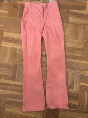 Rosa utsvängda jeans Pull&Bear - Säljer ett par snygga rosa jeans från Pull&Bear i storlek 38. Jeansen har utsvängda ben, och två stora fickor fram. Super fina till våren💕💕