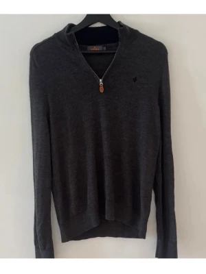 Mörkgrå Morris halfzip - Fräsch Morris halfzip, står att de storlek M men passar S