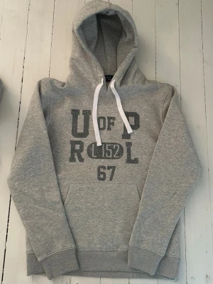 Ralph Lauren hoodie herr, storlek S  - Hej! Säljer denna riktigt schyssta hoodie från Ralph Lauren. Den är i storlek M men sitter en storlek litet och passar därför som en S. Den är endast använd någon enstaka gång och är därmed i ett nyskick. Original lappar och påse finns kvar och medföljer naturligtvis vid köp. Jag fraktar alltid snabbt! Mvh