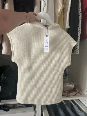 Vit tröja - Säljer en vit tajt tröja från gina, storlek M, men enligt mig liten i storleken. Aldrig använd, nypris 300kr🥰