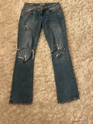 Blå jeans från LTB - Säljer ett par blå jeans från LTB. Dom är bootcut och lågmidjade. Dom sitter bra på och passar bäst för 36/S skulle jag säga. Säljer för att jag inte har fått användning av dom. 