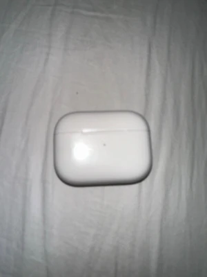 Apple AirPods Pro med laddningsetui - Säljer ett par Apple AirPods Pro med vitt laddningsetui. Trådlösa in-ear hörlurar med stilren design och silikonproppar för bra passform. Perfekta för musik, samtal och träning. Laddningsetuiet är kompakt och smidigt att ta med överallt.