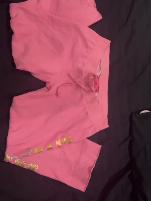 PINK byxor - Super cute bought them on vinted a while ago!! Used only once during a orientationexam in the rain (not so smart of me) so has a few stains but otherwise super cute and comfortable. Last pictures show stains!!