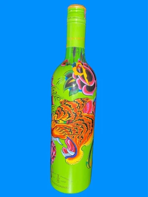 Christian Audigier Ed Hardy vinflaska  - Unik grön flaska med färgstarka motiv av en tiger och stora rosor i orange, rosa och svart. Flaskan har en konstnärlig och tatuering-inspirerad design som verkligen sticker ut. Perfekt som dekoration eller samlarobjekt för dig som gillar coola detaljer. KAN TRÄFFAS UPP I STOCKHOLM OCH PRIS KAN DISKUTERAS 
