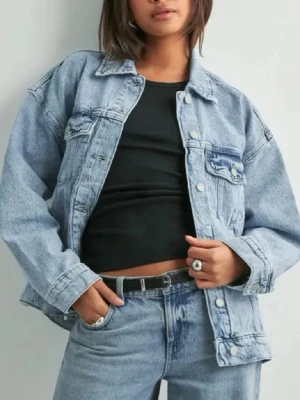 Oversized denim jeansjacka - Jättefin ljusblå oversized jeansjacka som ej är använd. Köpt från Nelly för 600kr med märket Vero Moda. Passar perfekt till våren, hösten och sommaren!🩵