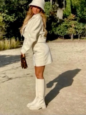 Zara Knee-high vita boots med chunky sula strl 38 - Säljer ett par trendiga knähöga boots i vitt med chunky sula och rund tå. Bootsens stilrena design gör dem perfekta till kjol eller klänning. Tillverkade i ett slätt material som ger en modern look och passar till höstens outfits. Använda endast en gång inomhus så i jätte fint skick