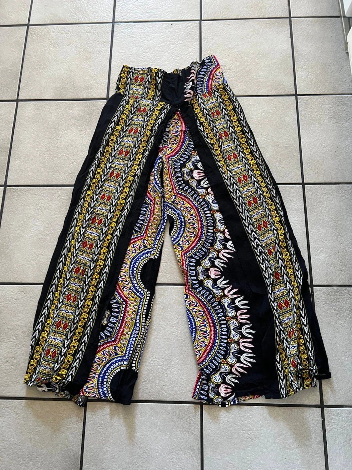 Färgglada vida byxor med mönster storlek S/M