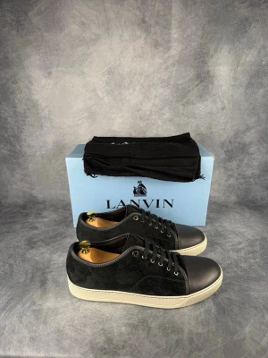 Lanvin DBB1 Nappa Captoe Sneaker - Skick: 10/10, sprillans nya med låda kvar | Ingår: Skor, dustbag och låda 😊 | Nypris +- 5000 sek | Sjukt stilrena och perfekta nu till våren och sommaren! | Hör gärna av dig om du har några frågor och följ för andra snygga plagg! 🍾🍾