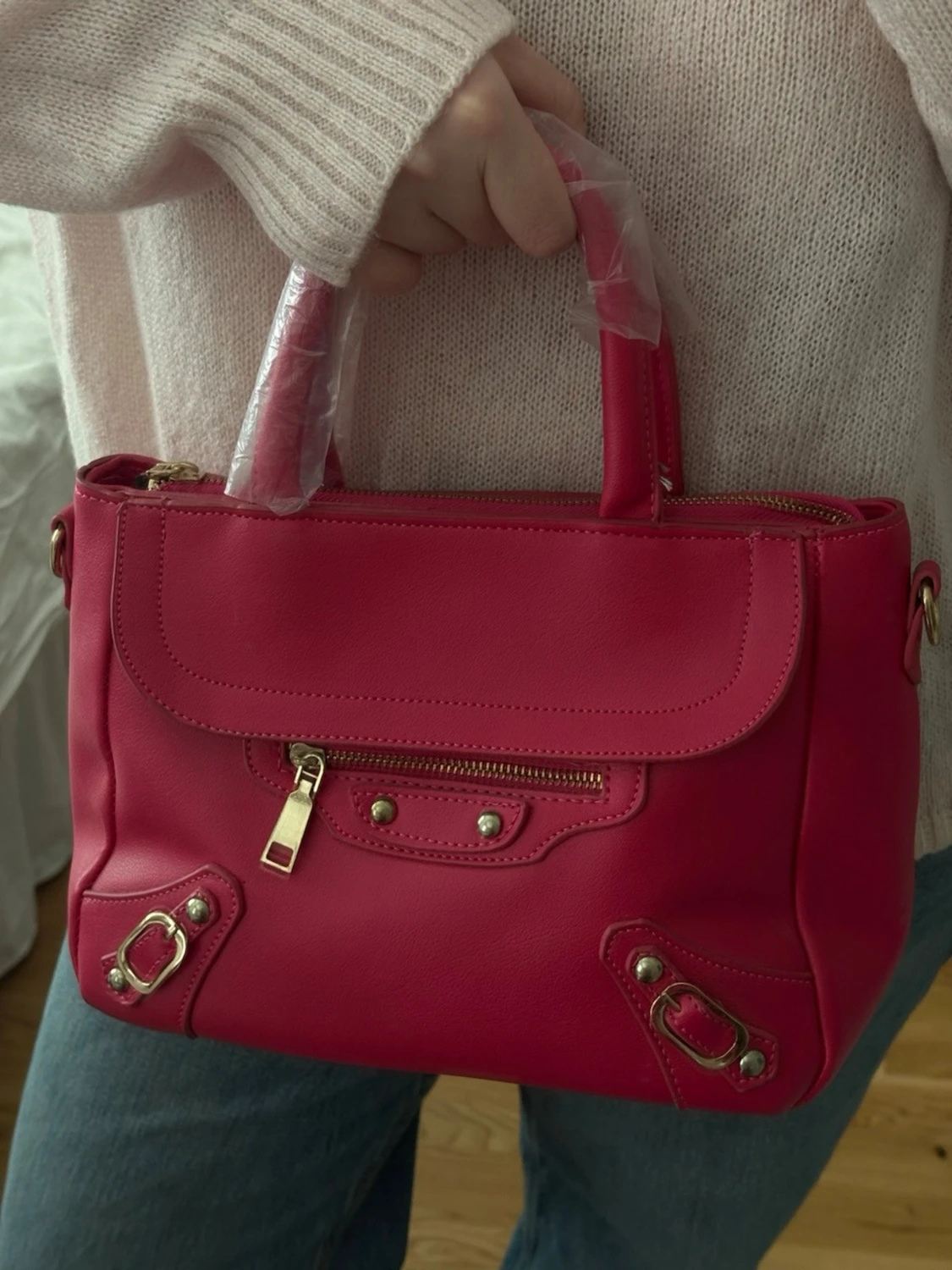 Rosa handväska med gulddetaljer - 2