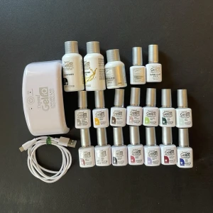 GelIQ gelnagellack set med LED-lampa - Säljer delar av Depends gel kit samt olje remover, vanlig remover, och 14 färger - nypris över 800kr. Removern och high shine cleansern är väldigt lite kvar i.  Oljeremovern är nästan full. Top coat och basecoat är ungefär halvfulla. Nagellacken har använts väldigt lite, många endast ett fåtal gånger. Uv lampan fungerar fint och kommer med sladd. 