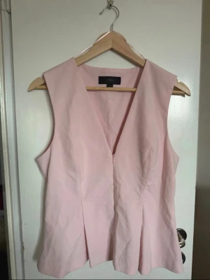 Ljusrosa v-ringad topp från Zara - Snygg ljusrosa topp från Zara med v-ringning och figurnära passform. Tillverkad i ett mjukt bomullsmaterial som känns bekvämt mot huden.  Aldrig använd, I nyskick. 🌸