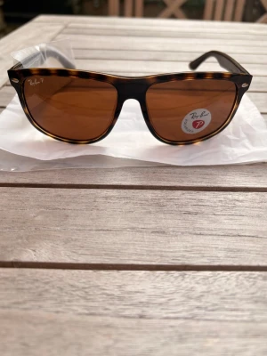 Rayban ”boyfriend” polarized  - Löningserbjudande: Helt nya Ray-Ban “Boyfriend” Polarized. De är oöppnade med alla etiketter kvar och  allt som syns på bild ingår. Säljs för endast 549 kr. Erbjudandet gäller till fredag 23:59.